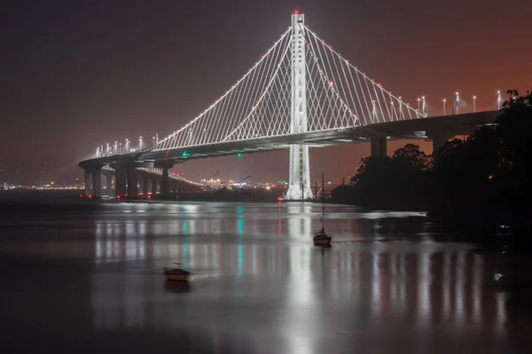 San Francisco-Oakland Bay Bridge východní Span v noci. — Stock fotografie