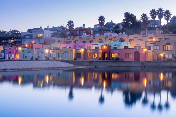 Abenddämmerung über dem Dorf Capitola. capitola, Santa Cruz County, Kalifornien, Vereinigte Staaten — Stockfoto