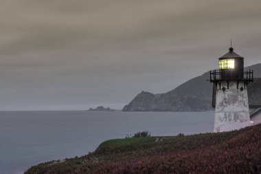 Montara deniz feneri gece karanlığında gelin.