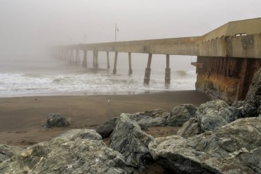 Sisin içinde Pacifica Belediye İskelesi.