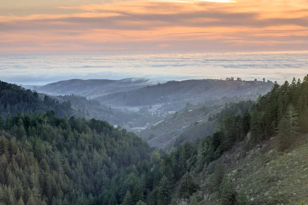 圣克鲁斯山和在太平洋上空的迷雾. — 图库照片