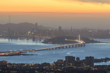 San Francisco üzerinde alacakaranlık.