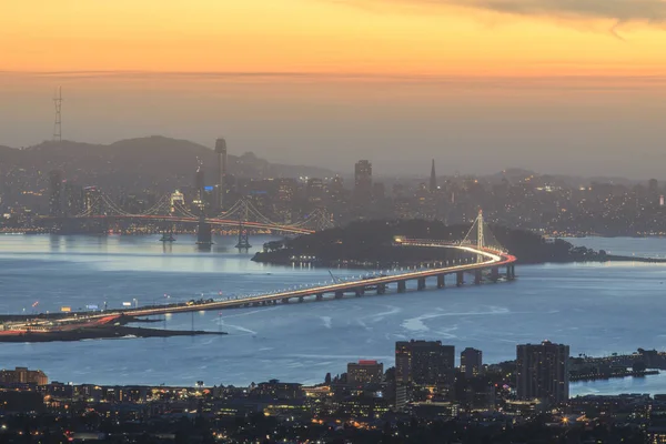 San Francisco üzerinde alacakaranlık.