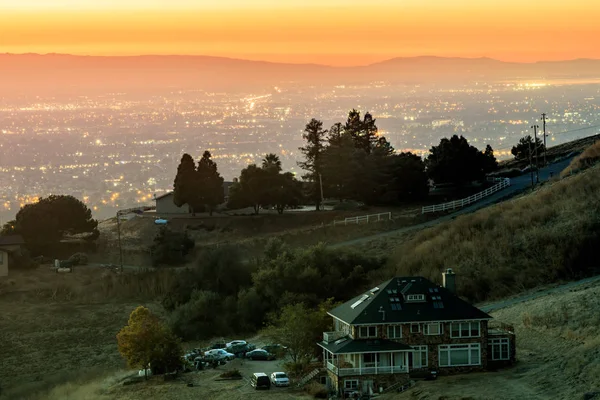 Huset på kullen tittar på Silicon Valley. — Stockfoto