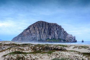 Morro Rock Sandy Dunes Morro Creek Beach ile. Morro Bay, San Luis Obispo County, Kaliforniya, ABD.