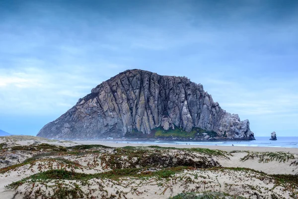 クリーク ビーチの砂砂丘とモロ ロック モロ湾 サンルイスオビスポ郡 カリフォルニア州 アメリカ合衆国 — ストック写真