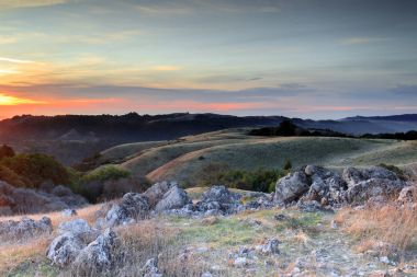Kuzeybatı seyir gün batımı manzaraları kara dağ. Monte Bello açık alan korumak, Santa Clara County, Kaliforniya, ABD.