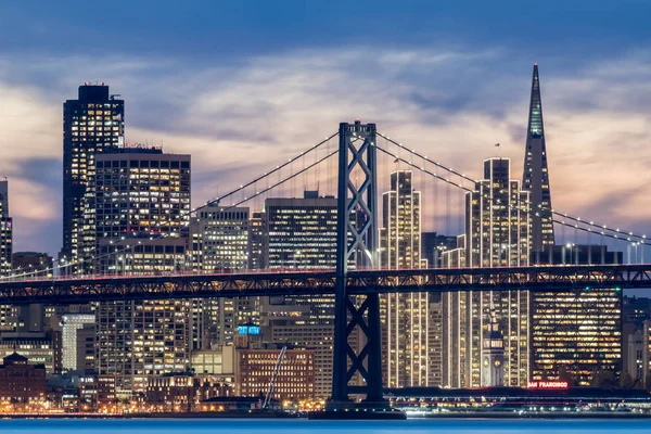 Bay Bridge Downtown San Francisco Zbliżenie Strzał Bliskim Harbor Shoreline — Zdjęcie stockowe