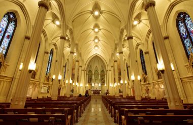 San Francisco, California - 10 Aralık 2017: İç in Kilisesi, Saint Francis Assisi üzerinden. Kilisesi, Saint Francis içinde Assisi San Francisco dan.
