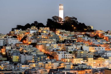 Coit Tower telgraf Rusya tepeden gün batımında görülen tepe üzerinde. San Francisco, Kaliforniya, ABD.