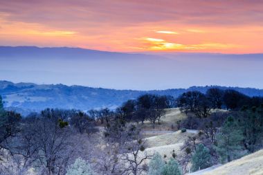 Mount Hamilton kış günbatımı manzaraları. Santa Clara County, Kaliforniya, ABD.