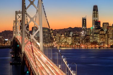 San Francisco Körfez Köprüsü ve alacakaranlıkta manzarası. Açık akşam San Francisco waterfront tatil ışıkları Yerba Buena Adası, Kaliforniya, ABD.