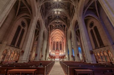 San Francisco, California - 28 Aralık 2017: Grace Cathedral Kilisesi, dış. Grace Cathedral dış gece Nob Hill mahallesinde.