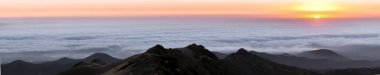 Panoramik günbatımı sis yukarıda. Fremont tepe State Park, San Benito ilçe ve Monterey County, Kaliforniya, ABD.