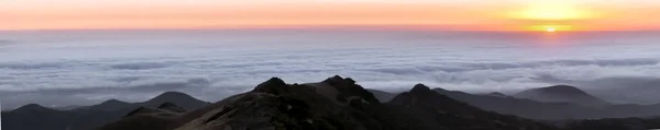 霧の上パノラマの夕日 アメリカ合衆国カリフォルニア州モントレー郡 サンベニト郡フリーモント ピーク州立公園 — ストック写真