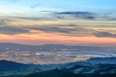 Silikon Vadisi sayısı yukarıda. Santa Clara Vadisi Lick Gözlemevi Mount Hamilton San Jose, Santa Clara County, Kaliforniya, ABD doğusunda dan görüldüğü gibi alacakaranlıkta.