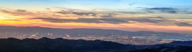 Silikon vadi Panorama. Santa Clara Vadisi Lick Gözlemevi Mount Hamilton San Jose, Santa Clara County, Kaliforniya, ABD doğusunda dan görüldüğü gibi alacakaranlıkta.