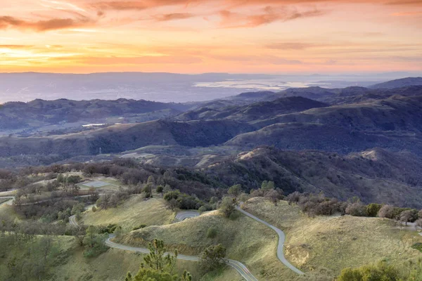 山哈密尔顿山麓和圣克拉拉谷日落 从圣何塞以东的舔天文台的观点看西向硅谷和圣克鲁斯山脉 圣克拉拉县 加利福尼亚 — 图库照片