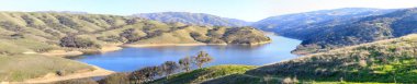 Göl Del Valle Panorama. Del Valle Bölge Parkı, Alameda County, Kaliforniya, ABD.