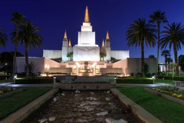 Mavi gökyüzü Dusk Oakland California Temple - Kilisesi İsa Mormonlar üzerinde. Oakland Hills, Alameda County, Kaliforniya, ABD.