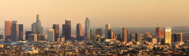 Los Angeles panoramik manzarası günbatımı. Griffith Gözlemevi Griffith Park'ta arkasından Şubat 2018 yılında görüldü.
