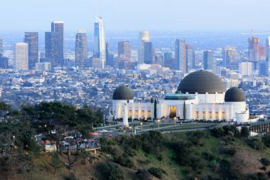 Griffith Gözlemevi Park alacakaranlıkta Los Angeles manzarası ile. Alacakaranlık sayısı ünlü anıt ve şehir merkezinde Santa Monica Doğu dağlardan. Los Angeles, Kaliforniya, ABD.
