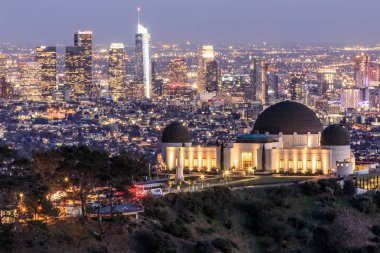Griffith Gözlemevi Park alacakaranlıkta Los Angeles manzarası ile. Alacakaranlık sayısı ünlü anıt ve şehir merkezinde Santa Monica Doğu dağlardan. Los Angeles, Kaliforniya, ABD.