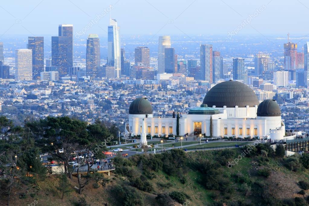 Griffith Observatory Park con Los Angeles Skyline al anochecer