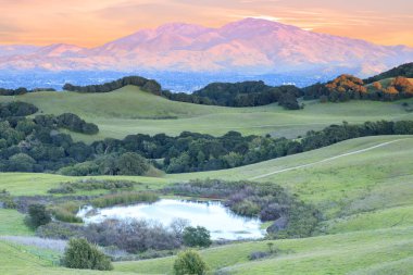 Briones Bölge Parkı görülen mount Diablo günbatımı. Contra Costa County, Kaliforniya, ABD.