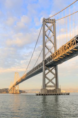 Işıklar ve gölgeler Körfez köprüsü üzerinde. Bağlantı noktası, San Francisco, Kaliforniya, ABD.