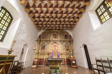 San Francisco, California - 10 Mart 2018: İç, kilisenin sunak Mission San Francisco de Asis veya Mission Dolores.