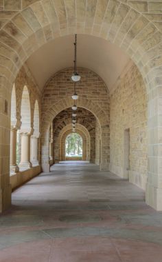 Stanford, California - 19 Mart 2018: Dış colonnade koridor Standord Üniversitesi Kampüs binası. Stanford Üniversitesi kampüsü ana Quad kemerler. Stanford, Santa Clara County, Kaliforniya, ABD.