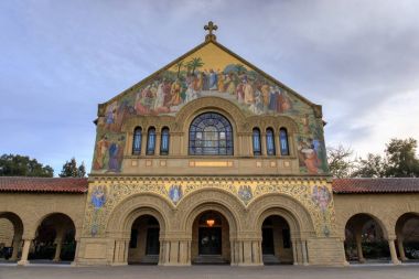 Stanford, California - 19 Mart 2018: Kuzey cephe ana Quad Stanford Memorial kiliseden. Stanford Üniversitesi ana quad, anıtsal kilise Jane Stanford miras geç kocası bir anıt inşa yapılmıştır.