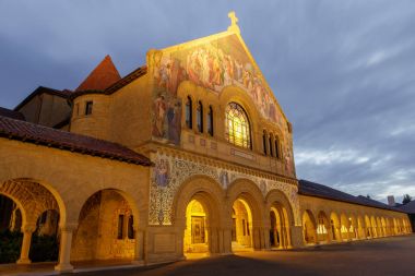 Stanford, California - 19 Mart 2018: Kuzey cephe ana Quad Stanford Memorial kiliseden. Stanford Üniversitesi ana quad, anıtsal kilise Jane Stanford miras geç kocası bir anıt inşa yapılmıştır.