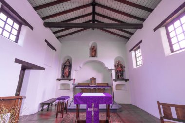 Santa Cruz, California - 24 Mart 2018: Ayrıntıları görev chapel sunak misyon Santa Cruz kenti. Misyon Santa Cruz Fransisken emriyle 1791 yılında 12 california misyon olarak kurulan bir İspanyol göreviydi.