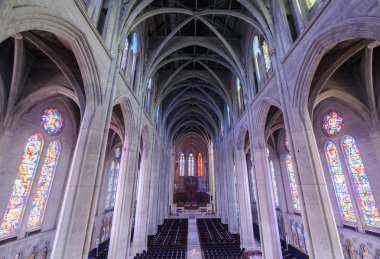 San Francisco, California - 30 Mart 2018: İç Grace Katedrali'ne 2 kattan görüldüğü gibi Church of