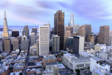 San Francisco finans bölgesine görünümü yukarıdaki. San Francisco mali Nob Hill'deki bir binanın çatı üzerinden gün batımında görülen bölgesinin havadan görünümü.