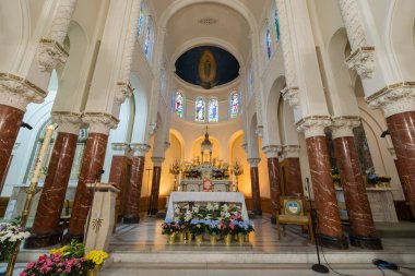San Francisco, California - 7 Nisan 2018: Notre Dame des zaferler kilisenin sunak. Kilise Notre Dame Des Victoires Roma Katolik kilisesidir San Francisco, California.