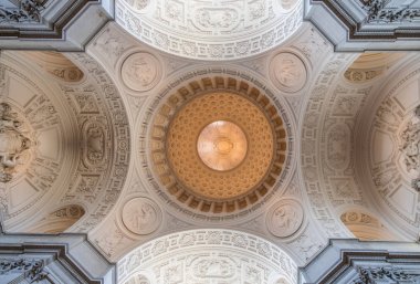 San Francisco, California, ABD - 14 Nisan 2018: İç San Francisco City Hall. Ana Rotunda kubbede.