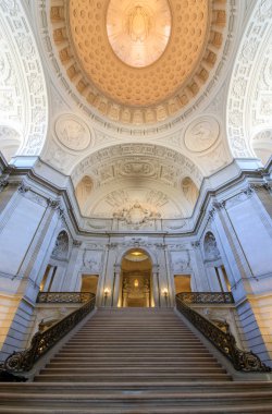 San Francisco, California, ABD - 14 Nisan 2018: San Francisco City Hall. Grand merdiven ve kubbe karşı karşıya Rotunda.
