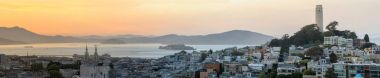 Gün batımı manzarasına San Francisco Körfezi, Alcatraz ve Angel Adaları yanı sıra Marin su ile Kuzey Sahil ve Telegraph Hill mahalleler. San Francisco, Kaliforniya, ABD.