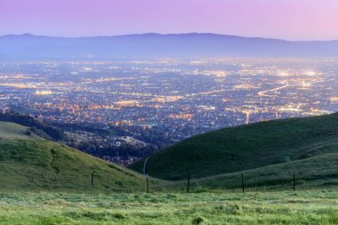 Silikon Vadisi Twilight. Sierra Vista açık alan korumak, San Jose, Santa Clara County, Kaliforniya, ABD.