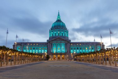 San Francisco City Hall yeşille yaktı. Sivil Merkezi Plaza, San Francisco, Kaliforniya, ABD.