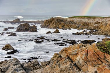 Pasifik Okyanusu 'nun üzerinde, Pebble Sahili yakınlarında gökkuşağı. 17 Mile Drive, Monterey County, California, Usa.