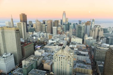 San Francisco 'da gün batımı ve ay doğumu. San Francisco şehir manzaraları Union Meydanı 'nın çok üstünde.
