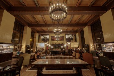 Yosemite Ulusal Parkı, Kaliforniya - 23 Kasım 2019: Otel Ahwahnee 'deki Büyük Salon. Ahwahnee Oteli, Yarım Dome ve Buzul Noktası 'nın yakınlarındaki Yosemite Parkı' ndaki görkemli, ağızları açık ana vadide yer almaktadır..