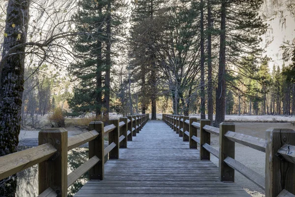 Puente Oscilante Que Cruza Río Merced Valle Yosemite Parque Nacional — Foto de Stock