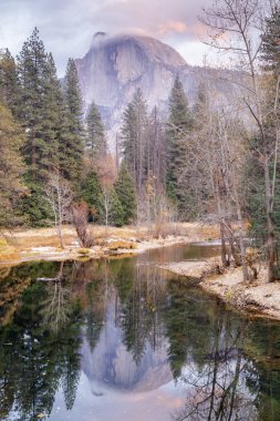 Yarı Kubbe, Sentinel Köprüsü 'nden görüldüğü gibi Merced Nehri' nden yansıdı. Yosemite Ulusal Parkı, Kaliforniya, Usa.