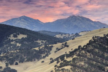 Mount yuvarlak Vadisi bölgesel korumak, zirvesinden bir yaz günbatımı üzerinde görüldüğü gibi Diablo. Contra Costa County, Kaliforniya, ABD.