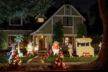 Bir evin Noel Dcor 'u. Palo Alto, Kaliforniya 'daki Noel Ağacı Yolu, Usa.